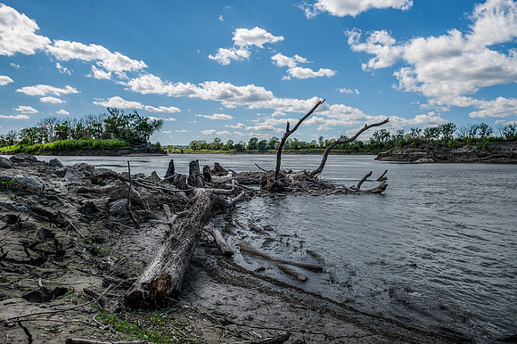 The ever changing Missouri River banks_jpg