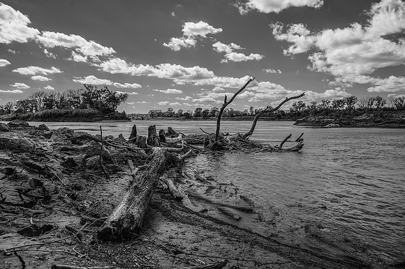 The ever changing Missouri River banks blk_jpg