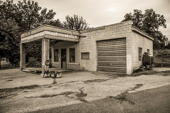 Old Gas Station in Coin Iowa_blk