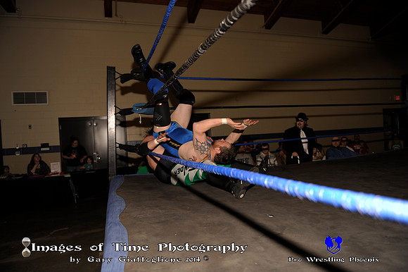 Match 5_ Darren 'Thunder' Russell vs Joey Daniels and L-Ray with Mananger Axel Greece_ (24)